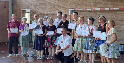 Graduation der Plus-Class, Teilnehmer mit Urkunde und Caller Ralf Denda (knieend)